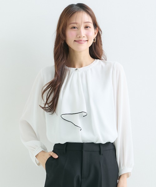 Petitjo(プッチージョ)の「小さいサイズ 配色ラッフルブラウス 低身長さん・小柄女性(シャツ/ブラウス・レディース・オフホワイト/ベビーピンク・PSS/PS/PM/PL)」の1枚目の写真