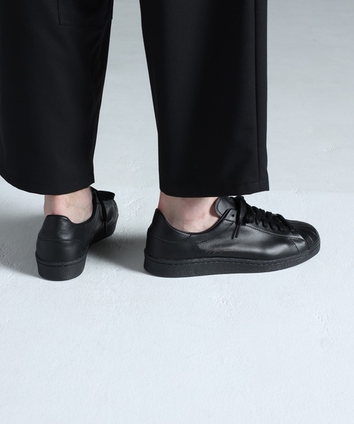 Y-3（ワイスリー）の「Y-3 SUPERSTAR（スニーカー・メンズ・ブラック系・24.0cm/24.5cm/25.5cm/26.0cm/26.5cm/27.0cm/27.5cm/28.0cm/28.5cm/23.5cm/22.5cm/23.0cm/25.0cm）」の2枚目の写真
