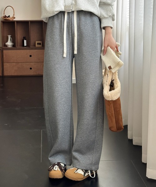 DAY CLOSET（デイ クローゼット）の「【大きいサイズ有/裏起毛/全周ゴム・調節紐付き】冬もぽかぽか。スウェット ボア フリース イージーパンツ レディース（スウェットパンツ・レディース・ブラック/ベージュ系その他/グレー・L/M/XL）」の2枚目の写真