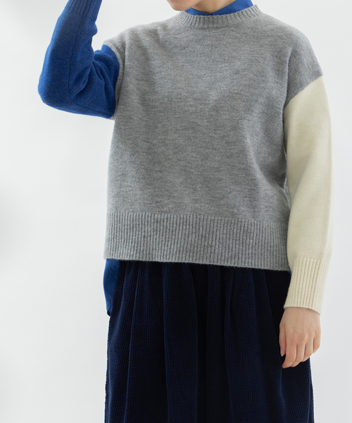 nop de nod(ノップドゥノッド)の「袖配色クルーネックセーター(ニット/セーター・レディース・グレー/モカ/ネイビー・M)」の7枚目の写真