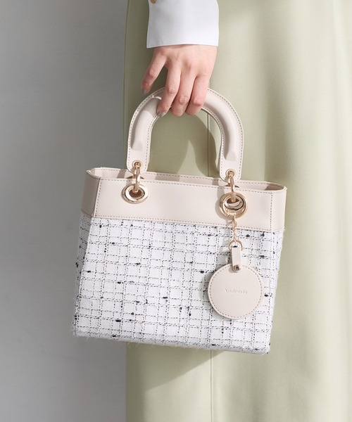 Andemiu（アンデミュウ）の「チャームつきツイードスクエアバッグ641604（トートバッグ・レディース・ブラック/アイボリー・FREE）」の2枚目の写真