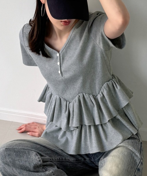 junoah（ジュノア）の「Vネックフリルヘムリブカットソー（Tシャツ/カットソー・レディース・チャコール/ライトグレー/ブラック・LARGE/MEDIUM/SMALL）」の5枚目の写真