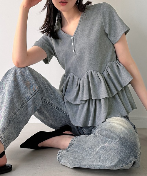 junoah（ジュノア）の「Vネックフリルヘムリブカットソー（Tシャツ/カットソー・レディース・チャコール/ライトグレー/ブラック・LARGE/MEDIUM/SMALL）」の7枚目の写真