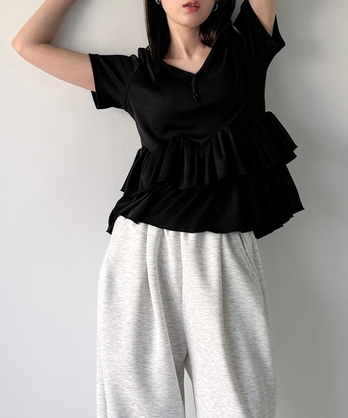 junoah（ジュノア）の「Vネックフリルヘムリブカットソー（Tシャツ/カットソー・レディース・チャコール/ライトグレー/ブラック・LARGE/MEDIUM/SMALL）」の9枚目の写真