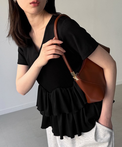 junoah（ジュノア）の「Vネックフリルヘムリブカットソー（Tシャツ/カットソー・レディース・チャコール/ライトグレー/ブラック・LARGE/MEDIUM/SMALL）」の11枚目の写真