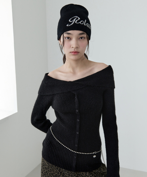 ROLAROLA(ロラロラ)の「WOOL BLENDED TWIST BUTTON OFF SHOULDER KNIT BLACK(ニット/セーター・レディース・ブラック・FREE)」の1枚目の写真