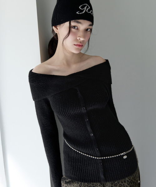 ROLAROLA(ロラロラ)の「WOOL BLENDED TWIST BUTTON OFF SHOULDER KNIT BLACK(ニット/セーター・レディース・ブラック・FREE)」の2枚目の写真