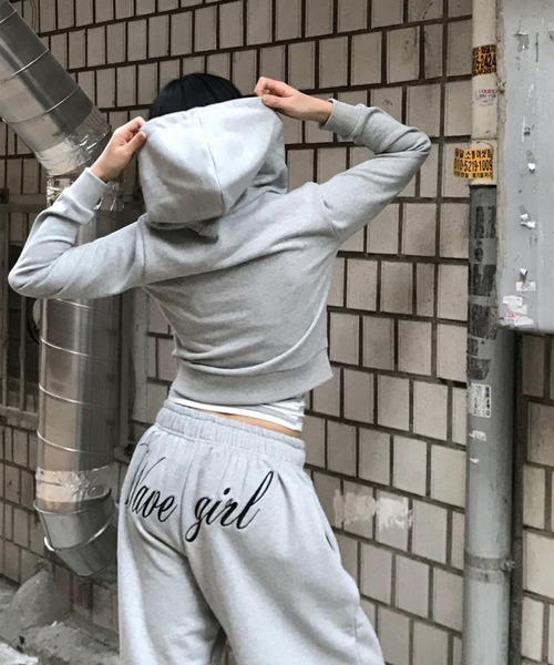 LYEON(リヨン)の「ロゴ刺繍ショート丈スウェットパーカー/裏起毛パーカー(パーカー・レディース・ブラック/グレー/オフホワイト・FREE)」の4枚目の写真