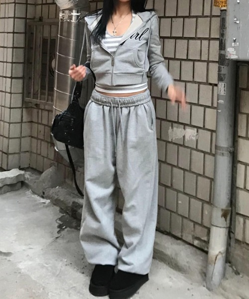 LYEON(リヨン)の「ロゴ刺繍ショート丈スウェットパーカー/裏起毛パーカー(パーカー・レディース・ブラック/グレー/オフホワイト・FREE)」の5枚目の写真