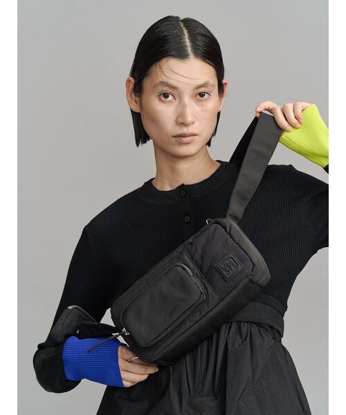 UN3D.（アンスリード）の「BLOCKING BODY BAG / ブロッキングボディーバッグ（ボディバッグ/ウエストポーチ・レディース・ブラック/その他1・FREE）」の2枚目の写真