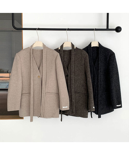 VASCARA（バスカラ）の「Handmade Collarless Belted Wool Jacket (3colors)（チェスターコート・レディース・ブラウン/ベージュ/チャコール・FREE）」の3枚目の写真