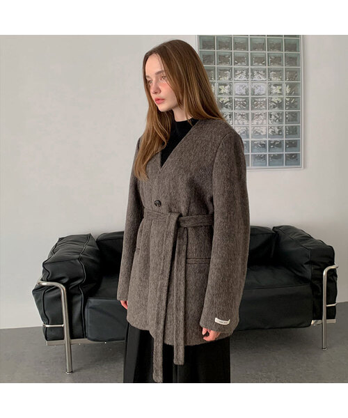 VASCARA（バスカラ）の「Handmade Collarless Belted Wool Jacket (3colors)（チェスターコート・レディース・ブラウン/ベージュ/チャコール・FREE）」の2枚目の写真