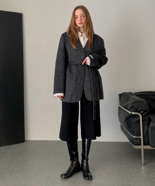 VASCARA（バスカラ）の「Handmade Collarless Belted Wool Jacket (3colors)（チェスターコート・レディース・ブラウン/ベージュ/チャコール・FREE）」の4枚目の写真