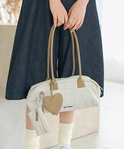 FREAK'S STORE（フリークスストア）の「OUTDOOR PRODUCTS × FREAK'S STORE/アウトドアプロダクツ 別注 ポーチ付き ワイド ボストンバッグ/チャーム付き（ボストンバッグ・レディース・ブラック/ナチュラル・ONE SIZE）」の2枚目の写真