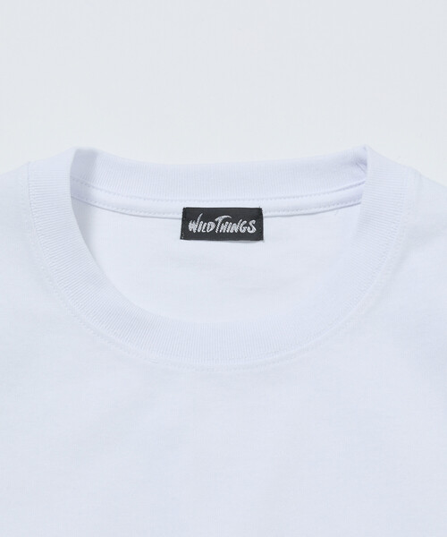 FREAK'S STORE(フリークスストア)の「限定展開 WILD THINGS×FREAK'S STORE ワイルドシングス 別注 ビッグシルエット サイドポケット クルーネック Tシャツ(Tシャツ/カットソー・メンズ・ホワイト/ブラック/アッシュグレー/グレイッシュベージュ/杢グレー・LARGE/MEDIUM/SMALL)」の7枚目の写真