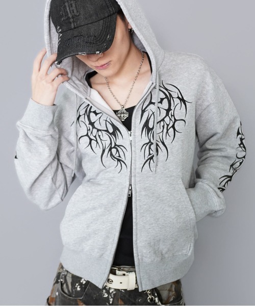 SPINNS（スピンズ）の「短丈ダブルジップパーカー/トライバル/刺繍/ショート丈（パーカー・メンズ・ピンク系その他/ウッドランド/ブラック系その他/杢グレー・ONESIZE）」の2枚目の写真