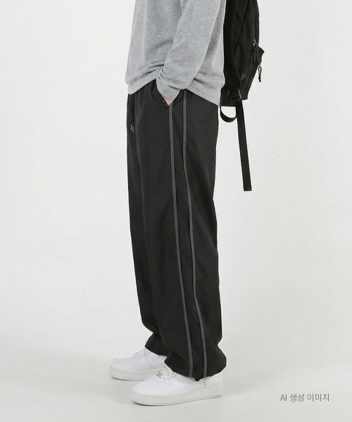 UMM(ウム)の「ツーピンタック配色ラインワイドトレーニングトラックパンツ3COLOR(スウェットパンツ・メンズ・ブラック/チャコール/カーキ・F)」の10枚目の写真