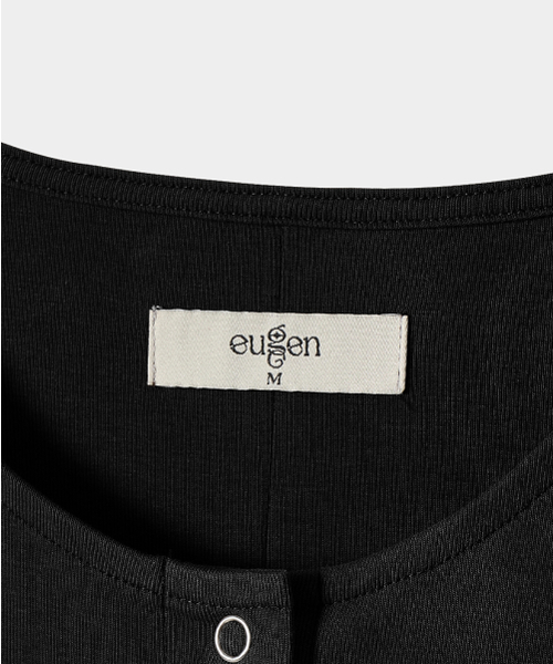 EUGGEN(ユジェン)の「ベーシックスナップボタンカーブドロングスリーブTシャツ_ブラック(Tシャツ/カットソー・レディース・その他・SMALL/MEDIUM)」の4枚目の写真