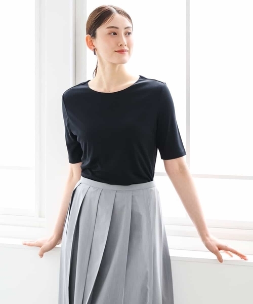 MICHEL KLEIN（ミッシェル・クラン）の「[遮熱効果素材]ステッチレス五分袖プルオーバー（Tシャツ/カットソー・レディース・ブラック/ホワイト・38）」の4枚目の写真