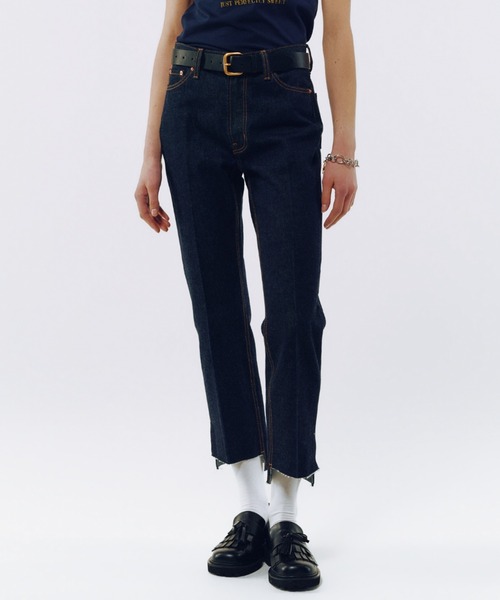 Mila Owen（ミラオーウェン）の「【MILA PANTS】裾段差テーパードデニムパンツ（デニムパンツ・レディース・インディゴブルー/ブルー/レッド/ライトブルー・00/1/0/2）」の2枚目の写真