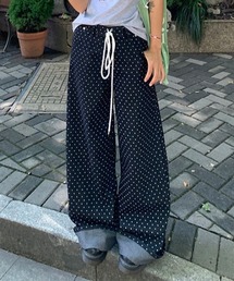 レディースのデニムパンツ（ブラック/黒色系・ドット柄）ファッション