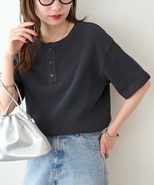 DISCOAT(ディスコート)の「【Enlude/サイズ展開あり】ピグメントヘンリーネック《ユニセックス》(Tシャツ/カットソー・レディース・グレイッシュベージュ/チャコールグレー/オフホワイト・LARGE/MEDIUM)」の3枚目の写真