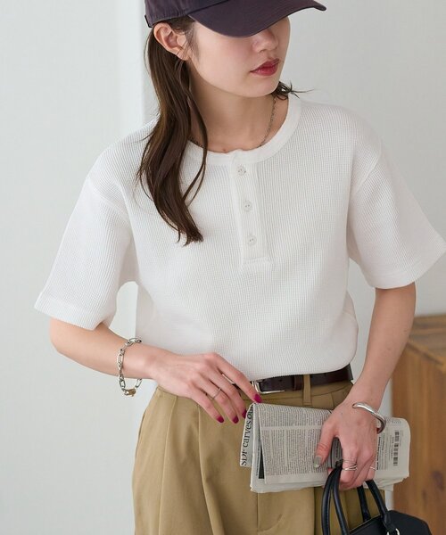 DISCOAT(ディスコート)の「【Enlude/サイズ展開あり】ピグメントヘンリーネック《ユニセックス》(Tシャツ/カットソー・レディース・グレイッシュベージュ/チャコールグレー/オフホワイト・LARGE/MEDIUM)」の7枚目の写真