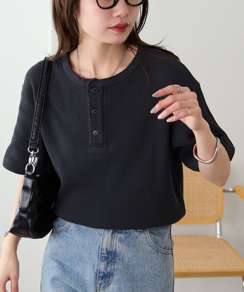DISCOAT(ディスコート)の「【Enlude/サイズ展開あり】ピグメントヘンリーネック《ユニセックス》(Tシャツ/カットソー・レディース・グレイッシュベージュ/チャコールグレー/オフホワイト・LARGE/MEDIUM)」の12枚目の写真