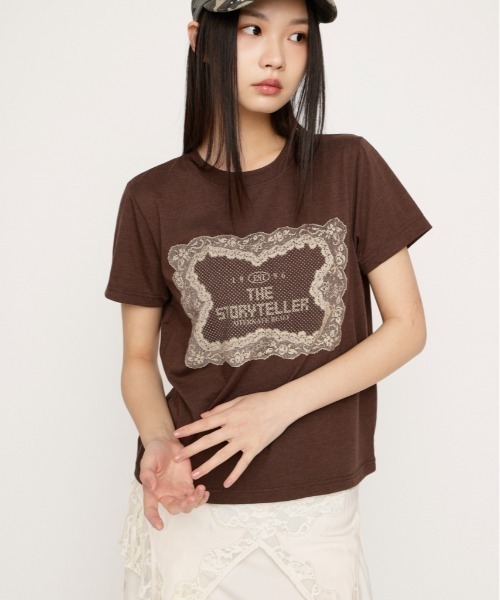 SLY(スライ)の「LACE LOGO T/SH レースロゴTシャツ 春服 夏服 半袖(Tシャツ/カットソー・レディース・ブラウン/ネイビー/オフホワイト・FREE)」の1枚目の写真