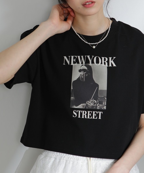 pumpkin port(パンプキンポート)の「NEW YORK ロゴプリント ショート丈半袖Tシャツ(Tシャツ/カットソー・レディース・ブラック/ホワイト・M)」の1枚目の写真