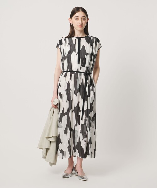 UNITED ARROWS(ユナイテッドアローズ)の「Spiree ギャザー フレンチスリーブ ワンピース(ワンピース・レディース・その他7/その他5/その他2/その他1/ネイビー・FREE)」の3枚目の写真