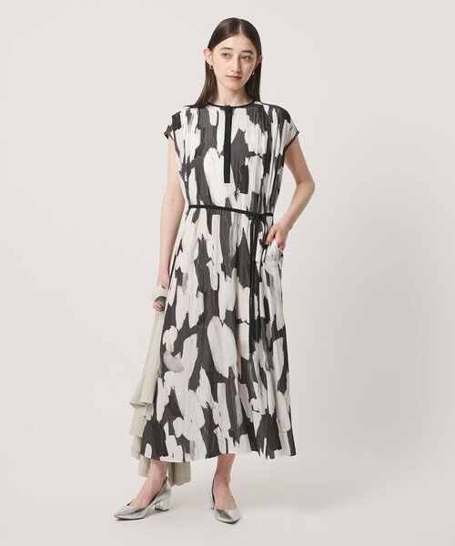 UNITED ARROWS(ユナイテッドアローズ)の「Spiree ギャザー フレンチスリーブ ワンピース(ワンピース・レディース・その他7/その他5/その他2/その他1/ネイビー・FREE)」の9枚目の写真