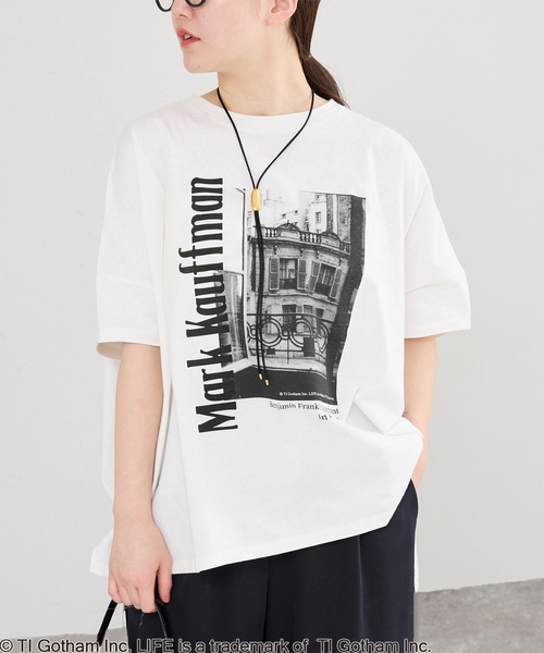 IENA（イエナ）の「《追加》LIFE PICTURE COLLECTION　PHOTO Tシャツ（Tシャツ/カットソー・レディース・ブラック系その他/ホワイト・FREE）」の2枚目の写真
