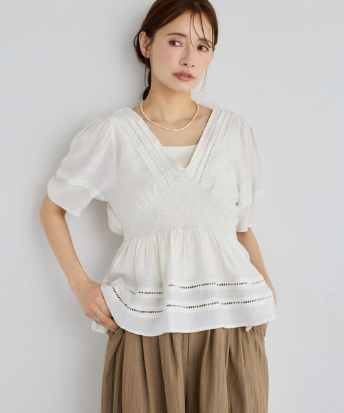 mysty woman(ミスティウーマン)の「シャーリングペプラムブラウス 798293(シャツ/ブラウス・レディース・ブラック/オフホワイト/ベージュ・FREE)」の1枚目の写真