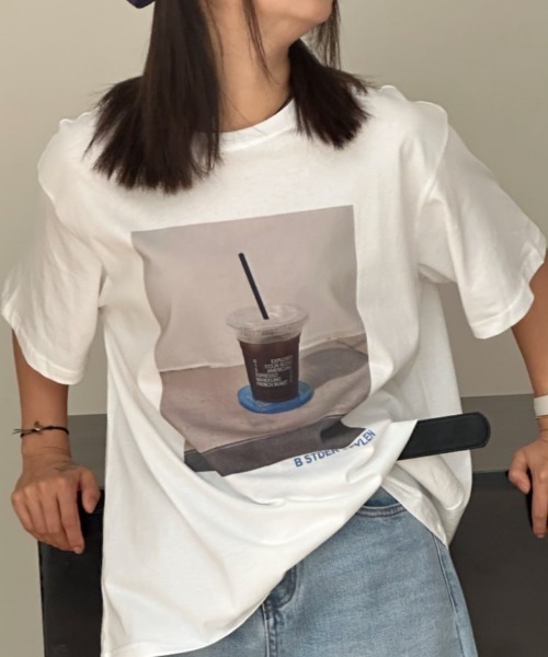 DIAVEL（ディアベル）の「[3color]コーヒーフォトプリントTシャツ（Tシャツ/カットソー・レディース・ベージュ/ホワイト/ブラック・M）」の2枚目の写真