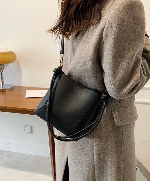 HAILY(ヘイリー)の「同素材ポーチ付き2WAYミニショルダーバッグ(ショルダーバッグ・レディース・ダークブラウン/ブラック・FREE)」の13枚目の写真