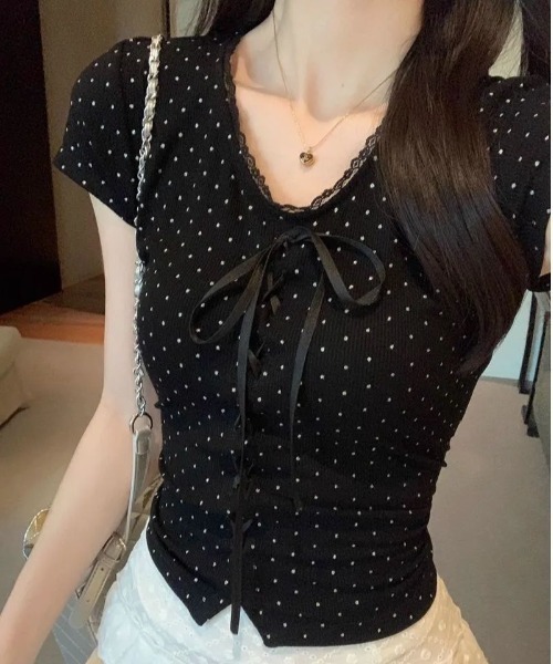 Emilie(エミリー)の「ドット柄リボンレースアップVネックTシャツ(Tシャツ/カットソー・レディース・ブラック・FREE)」の1枚目の写真