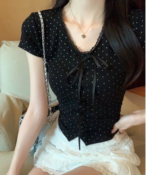 Emilie(エミリー)の「ドット柄リボンレースアップVネックTシャツ(Tシャツ/カットソー・レディース・ブラック・FREE)」の3枚目の写真