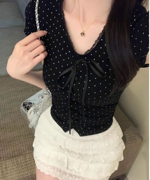 Emilie(エミリー)の「ドット柄リボンレースアップVネックTシャツ(Tシャツ/カットソー・レディース・ブラック・FREE)」の4枚目の写真