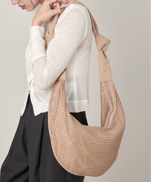 OFROOM(オフルーム)の「Mesh Moon Bag|メッシュムーンバッグ(ショルダーバッグ・レディース・ブラック/ベージュ・ONESIZE)」の2枚目の写真