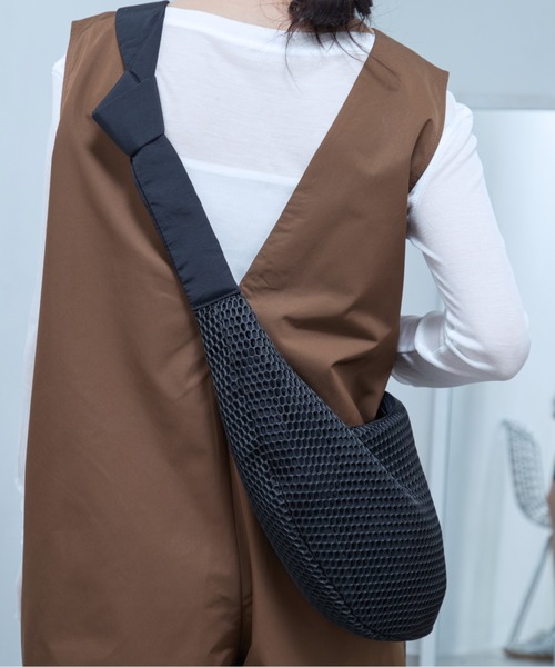OFROOM(オフルーム)の「Mesh Moon Bag|メッシュムーンバッグ(ショルダーバッグ・レディース・ブラック/ベージュ・ONESIZE)」の1枚目の写真