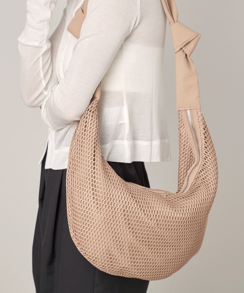 OFROOM(オフルーム)の「Mesh Moon Bag|メッシュムーンバッグ(ショルダーバッグ・レディース・ブラック/ベージュ・ONESIZE)」の3枚目の写真