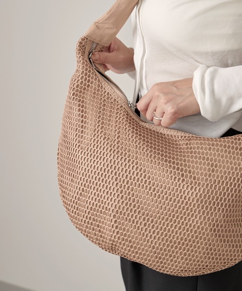 OFROOM(オフルーム)の「Mesh Moon Bag|メッシュムーンバッグ(ショルダーバッグ・レディース・ブラック/ベージュ・ONESIZE)」の6枚目の写真