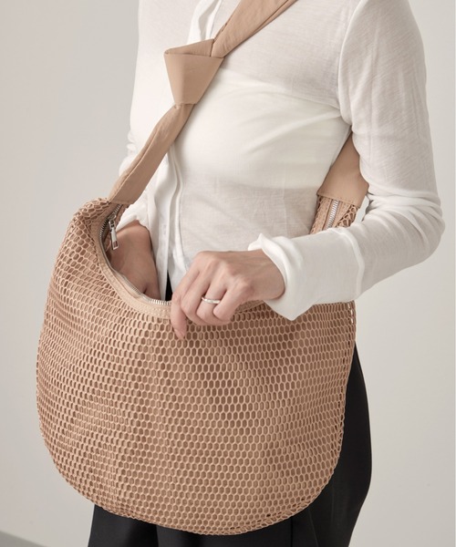 OFROOM(オフルーム)の「Mesh Moon Bag|メッシュムーンバッグ(ショルダーバッグ・レディース・ブラック/ベージュ・ONESIZE)」の7枚目の写真