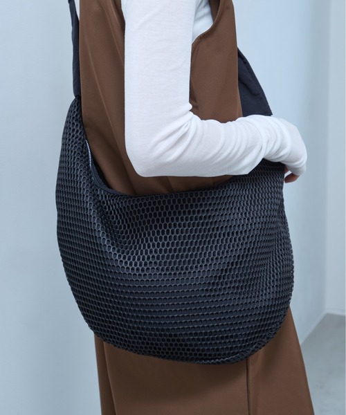 OFROOM(オフルーム)の「Mesh Moon Bag|メッシュムーンバッグ(ショルダーバッグ・レディース・ブラック/ベージュ・ONESIZE)」の8枚目の写真