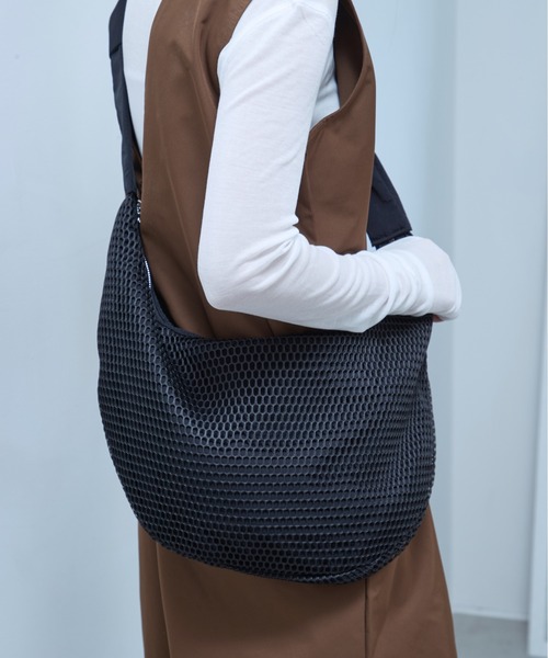 OFROOM(オフルーム)の「Mesh Moon Bag|メッシュムーンバッグ(ショルダーバッグ・レディース・ブラック/ベージュ・ONESIZE)」の9枚目の写真