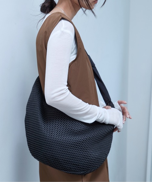 OFROOM(オフルーム)の「Mesh Moon Bag|メッシュムーンバッグ(ショルダーバッグ・レディース・ブラック/ベージュ・ONESIZE)」の10枚目の写真