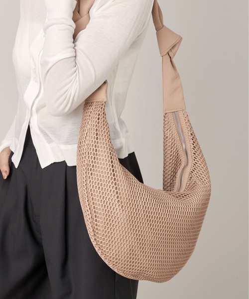 OFROOM(オフルーム)の「Mesh Moon Bag|メッシュムーンバッグ(ショルダーバッグ・レディース・ブラック/ベージュ・ONESIZE)」の4枚目の写真
