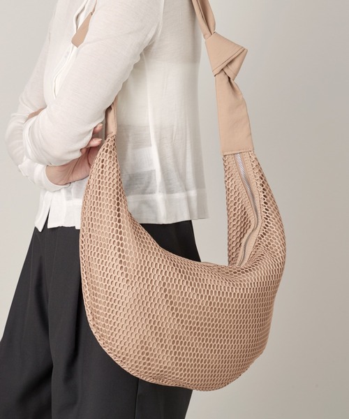 OFROOM(オフルーム)の「Mesh Moon Bag|メッシュムーンバッグ(ショルダーバッグ・レディース・ブラック/ベージュ・ONESIZE)」の5枚目の写真