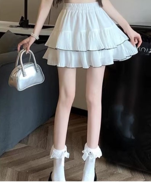 &soiree(アンドソワレ)の「ウエストゴムパイピングプリーツティアードミニスカート(スカート・レディース・ホワイト/ブラック・X-LARGE/LARGE/MEDIUM)」の5枚目の写真